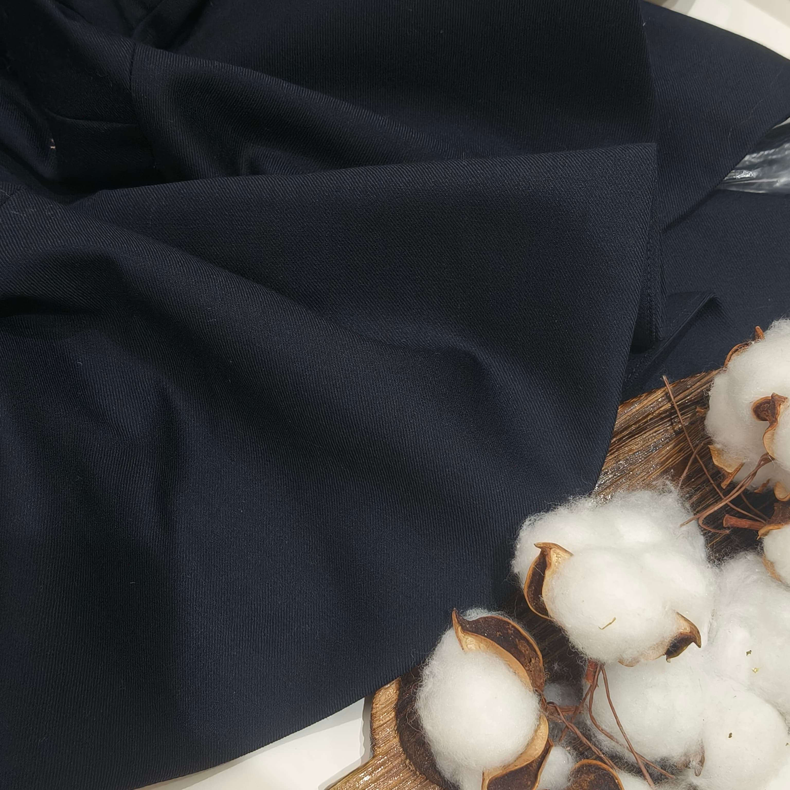 Tổng quan – Vải dệt pha len 55% polyester 45%, bề mặt mờ mịn, dùng cho váy thiết kế, áo blazer, áo vest và trang phục nữ xuân thu